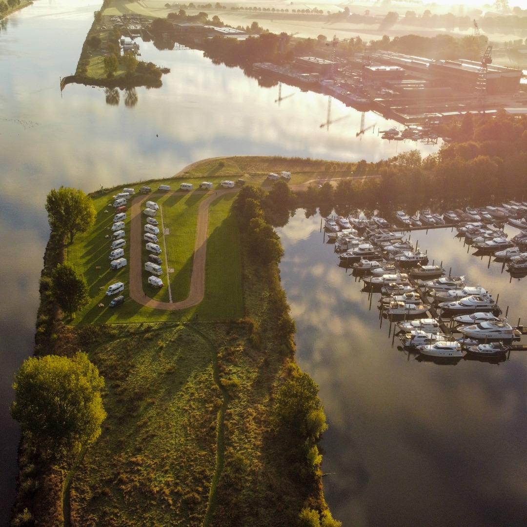 Camperplaats Heusden Uitzicht op de haven en de Bergsche Maas